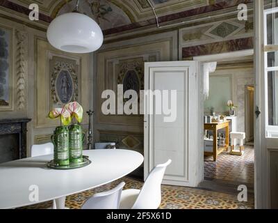 Eleganter Speisesaal mit Tulpentisch und Stühlen von Saarinen Designer in einem eleganten Apartment in Mailand Italien Stockfoto