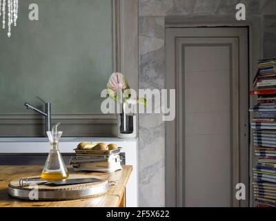 Elegantes Küchenzimmer in einer eleganten Wohnung in Mailand Italien Stockfoto