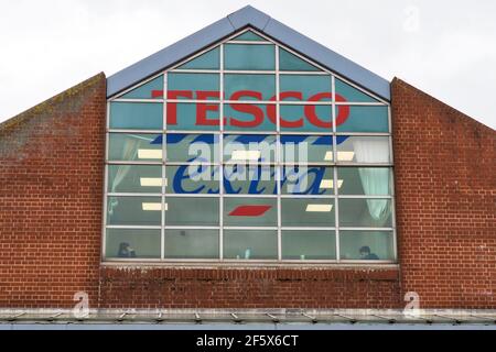 Personalzimmer mit Glasfenstern im tesco extra Store, Greater London Stockfoto