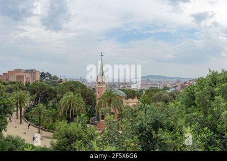 Blick auf die Küste vom Viadukt mit Gaudi House Museum im Vordergrund im Park Güell auf Carmel Hill in Barcelona, Katalonien, Spanien. Stockfoto