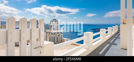 Schöne Landschaft von Oia Stadt auf Santorini Insel, Griechenland. Traditionelle und berühmte Häuser und Kirchen mit blauen Kuppeln über der Caldera, Ägäis Stockfoto