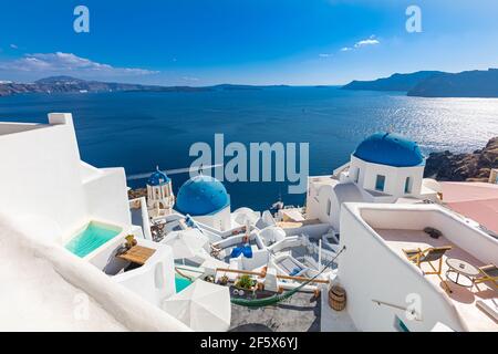 Erstaunliche Panoramalandschaft, Luxus-Urlaub. Oia Stadt auf Santorini Insel, Griechenland. Traditionelle und berühmte Häuser und Kirchen mit blauen Kuppeln Stockfoto