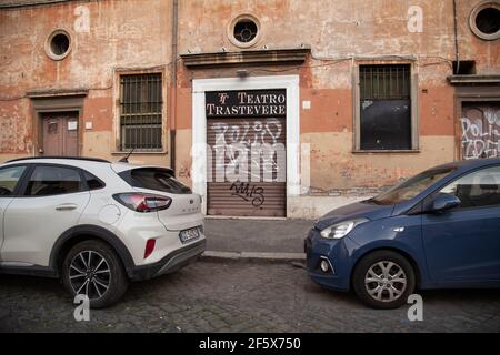 Rom, Italien. März 2021, 27th. Blick auf das geschlossene Trastevere Theater in Rom (Foto: Matteo Nardone/Pacific Press/Sipa USA) Quelle: SIPA USA/Alamy Live News Stockfoto