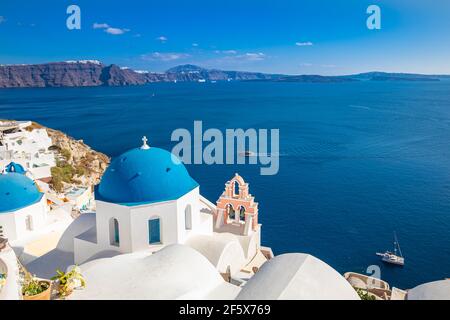 Erstaunliche Panoramalandschaft, Luxus-Urlaub. Oia Stadt auf Santorini Insel, Griechenland. Traditionelle und berühmte Häuser und Kirchen mit blauen Kuppeln Stockfoto