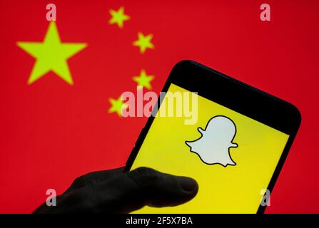 In dieser Abbildung das Multimedia-Messaging Snapchat Logo auf einem Android-Mobilgerät mit der Flagge der Volksrepublik China im Hintergrund gesehen. Stockfoto