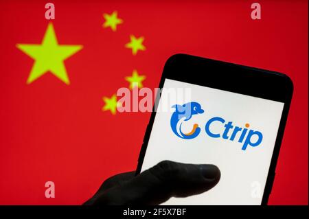 In dieser Abbildung ist das Ctrip-Logo des chinesischen Reisedienstleisters abgebildet, das auf einem Android-Mobilgerät mit der Flagge der Volksrepublik China im Hintergrund zu sehen ist. Stockfoto