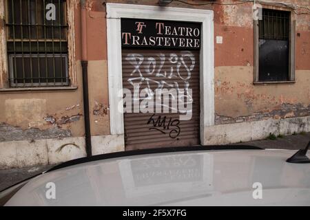 Rom, Italien. März 2021, 27th. Blick auf das geschlossene Trastevere Theater in Rom (Foto: Matteo Nardone/Pacific Press/Sipa USA) Quelle: SIPA USA/Alamy Live News Stockfoto