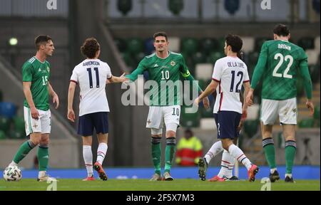 Der nordirische Kyle Lafferty (Mitte) schüttelt sich nach dem internationalen Freundschaftsthort im Windsor Park, Belfast, die Hände mit dem US-Amerikaner Brenden Aaronson. Bilddatum: Sonntag, 28. März 2021. Stockfoto