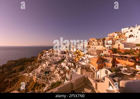 Tolle Aussicht auf die Insel Santorini am Abend. Malerischer Frühlingsuntergang auf dem berühmten Dorf Fira, Griechenland, Europa. Hintergrund des Reisekonzepts. Künstlerisch Stockfoto