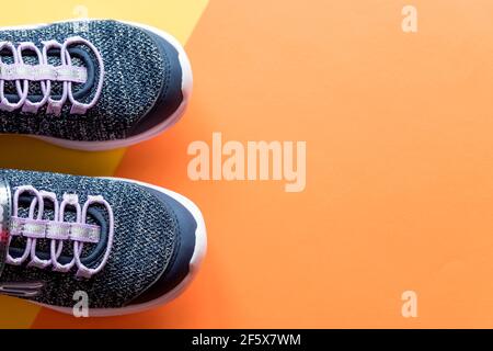 Shop Anzeige neuer sneakers Schuhe auf blauem Hintergrund isoliert. Blau bunt Laufschuhe Stockfoto