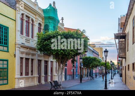 San Sebastian, Spanien, 15. Januar 2021: Sonnenaufgang Blick auf eine Straße in San Sebastian de la Gomera, Kanarische Inseln, Spanien. Stockfoto