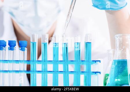 Forscherin nutzt Micropipette-Abfüllsteströhrchen.EINE Laborantin in einem Labor mit Reagenzgläsern produziert Impfstoffproben. Entwicklung Stockfoto