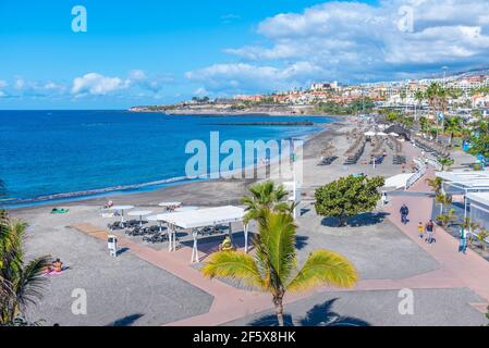 Costa Adeje, Spanien, 13. Januar 2021: Playa de Fanabe auf Teneriffa, Kanarische Inseln, Spanien. Stockfoto