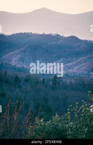 Der Interstate 26 Scenic Highway in Madison County liegt in einem der höchsten Gebiete von North Carolina und bietet einen atemberaubenden Blick auf die Appalachen. Stockfoto