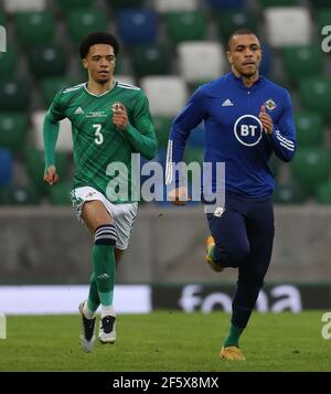 Die nordirischen Jamal Lewis (links) und Josh Magennis erwärmen sich nach dem internationalen Freundschaftsthampoo im Windsor Park, Belfast. Bilddatum: Sonntag, 28. März 2021. Stockfoto