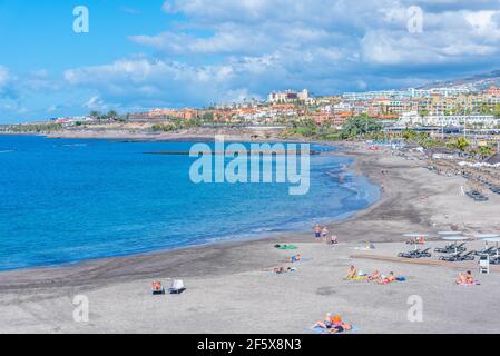 Costa Adeje, Spanien, 13. Januar 2021: Playa de Fanabe auf Teneriffa, Kanarische Inseln, Spanien. Stockfoto