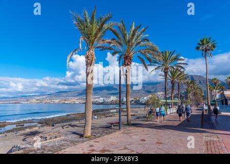 Costa Adeje, Spanien, 13. Januar 2021: Strandpromenade an der Playa de las Americas, Teneriffa, Kanarische Inseln, Spanien. Stockfoto