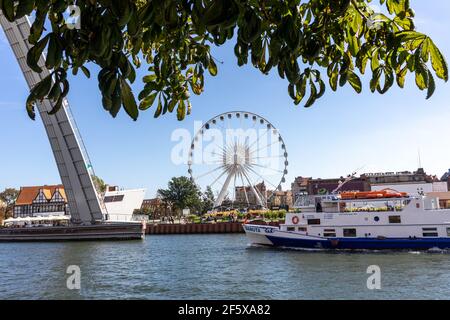 Danzig, Polen - 9. September 2020: Die Zugbrücke über den Fluss Motława und das Riesenrad auf der Insel Olowianka in Danzig Stockfoto