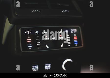 Moskau. Russland - 16. Januar 2020: Innenraum einer Premium-Limousine Audi A7 Sportback Ultra Nova GT 1 von 111. Schwarzes Leder und Klimaregelung hinten Stockfoto