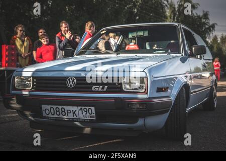 Moskau, Russland - 6. Juli 2019: Weißer Volkswagen Golf der zweiten Generation MK2 mit modifiziertem Frontteil, Kühlergrill und Scheinwerfern von einem Volkswagen Jetta Stockfoto