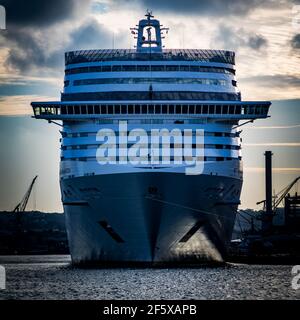 MSC Kreuzfahrten besaß MSC Splendida Luxus-Kreuzfahrtschiff im Hafen von Malta. Wassertransport und internationale Reisen. Stockfoto