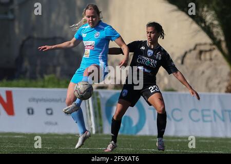 Napolis isländische Mittelfeldspielerin Lara Kristin Pedersen (L) fordert den Ball mit Empolis italienischer Mittelfeldspielerin Melissa Bellucci während des Frauenfußballspiels der Serie A zwischen Napoli und Empoli im Stadio Caduti di Brema, Napoli - Empoli Drawing 3-3 Stockfoto