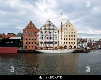 Danzig, Polen - 9. September 2020: Das Nationale Schifffahrtsmuseum in restaurierten mittelalterlichen Getreidespeicher auf der Insel Ołowianka Stockfoto