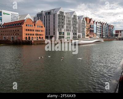 Danzig, Polen - 9. September 2020: Moderne Architektur der Kornspeicher-Insel in der Altstadt von Danzig. Polen Stockfoto