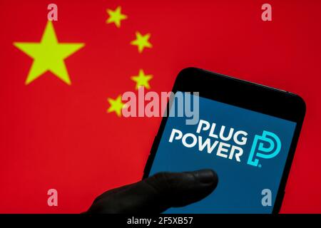 China. März 2021, 28th. In diesem Foto Illustration das amerikanische Unternehmen in der Entwicklung von Wasserstoff-Brennstoffzellen-Systeme, die herkömmliche Batterien in Geräten ersetzen engagiert, Power Plug, Logo auf einem Android-Mobilgerät mit Volksrepublik China Flagge im Hintergrund gesehen. (Foto von Budrul Chukrut/SOPA Images/Sipa USA) Quelle: SIPA USA/Alamy Live News Stockfoto