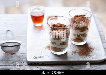 Individuelle Portion Tiramisu Dessert im Glas Stockfoto