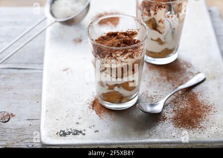 Individuelle Portion Tiramisu Dessert im Glas Stockfoto