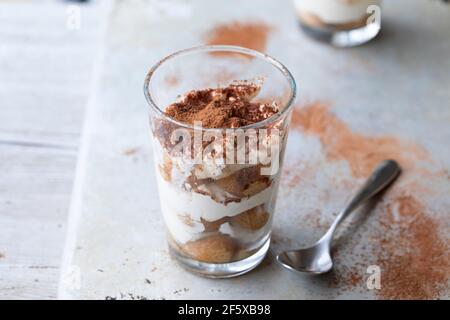Individuelle Portion Tiramisu Dessert im Glas Stockfoto