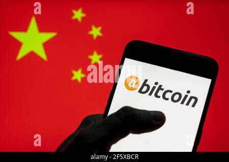 China. März 2021, 28th. In diesem Foto Illustration das Cryptocurrency elektronische Bargeld Bitcoin Logo auf einem Android-Mobilgerät mit Volksrepublik China Flagge im Hintergrund gesehen. (Foto von Budrul Chukrut/SOPA Images/Sipa USA) Quelle: SIPA USA/Alamy Live News Stockfoto