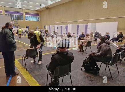 Senioren warten darauf, die erste Dosis des Pfizer Covid-Impfstoffs in einer Einrichtung des Royal Free Hospital in London, England, zu erhalten. Stockfoto