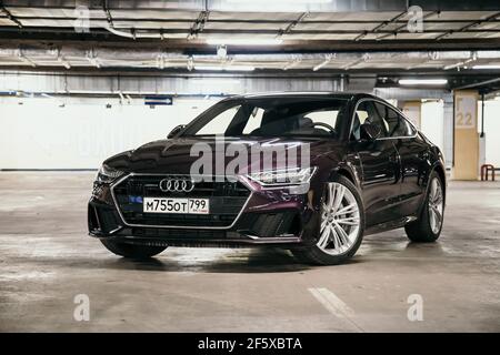 Moskau. Russland - 16. Januar 2020: Audi A7 Sportback Ultra Nova GT 1 von 111 AUF dem Parkplatz steht ein purpurfarbenes Premium-Auto. Vorderansicht Stockfoto