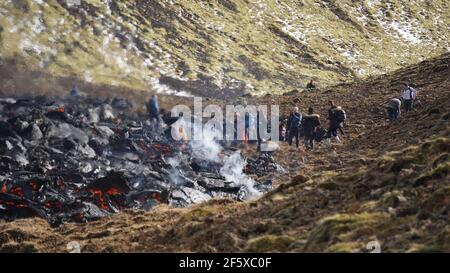 Erstaunliche Szenen als ein kleiner Vulkanausbruch im Mt Fagradalsfjall, Südwestisland, im März 2021 auftrat, nur etwa 30 km von Reykjavik entfernt. Stockfoto