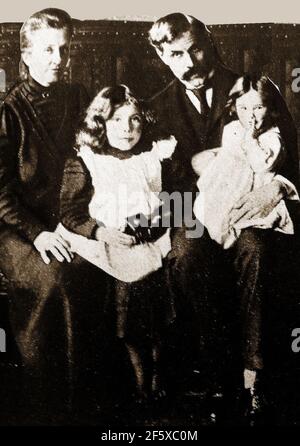 Ein seltenes Familienportrait des britischen Politikers J Ramsay MacDonald, bevor er PM wurde, gesehen mit Frau (Margaret (m. 1896; gestorben 1911. Nee Gladstone) und zwei ihrer sechs Kinder Ishbel & Joan. Andere Kinder waren Alister; Malcolm; David; & Sheila Ramsay Lochhead -------- James Ramsay MacDonald FRS (aka James McDonald Ramsay; 1866 – 1937) war der erste Premierminister des Vereinigten Königreichs, der der Labour Party angehörte Stockfoto