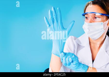 Mädchen medizinische Arbeiter Kleider blau Gummi gloves.Hands in Schutzhandschuhe. Stockfoto