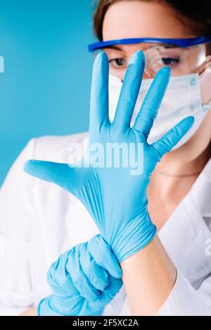 Mädchen medizinische Arbeiter Kleider blau Gummi gloves.Hands in Schutzhandschuhe. Stockfoto