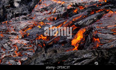 Erstaunliche Szenen als ein kleiner Vulkanausbruch im Mt Fagradalsfjall, Südwestisland, im März 2021 auftrat, nur etwa 30 km von Reykjavik entfernt. Stockfoto