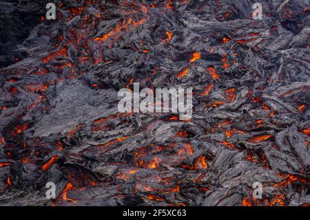 Erstaunliche Szenen als ein kleiner Vulkanausbruch im Mt Fagradalsfjall, Südwestisland, im März 2021 auftrat, nur etwa 30 km von Reykjavik entfernt. Stockfoto