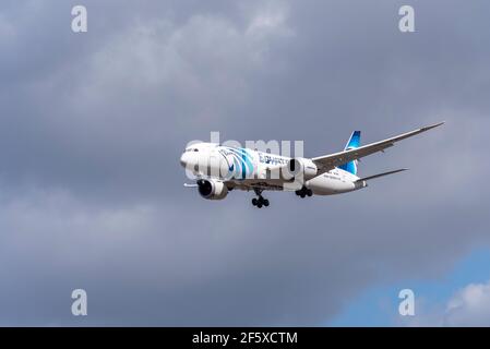 Egyptair Boeing 787 Dreamliner Jet Airliner Flugzeug SU-GEW im Finale auf dem London Heathrow Airport, Großbritannien zu landen. Staatliche Flagge Träger von Ägypten Stockfoto