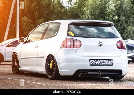 Moskau, Russland - 06. Juli 2019: Weiß getunten Volkswagen Golf MK5. Die Rückseite des Autos mit abgesenkter Federung. Und schwarze Felgen. GTI-Version. Gewaschene Räder. Ein Lappen hängt am Rad. Stockfoto