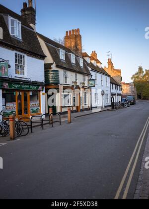 Alte Gebäude und öffentliches Haus in Kings Road Cambridge England Stockfoto