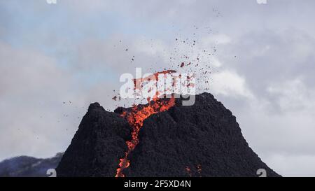 Erstaunliche Szenen als ein kleiner Vulkanausbruch im Mt Fagradalsfjall, Südwestisland, im März 2021 auftrat, nur etwa 30 km von Reykjavik entfernt. Stockfoto