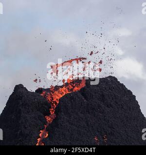 Erstaunliche Szenen als ein kleiner Vulkanausbruch im Mt Fagradalsfjall, Südwestisland, im März 2021 auftrat, nur etwa 30 km von Reykjavik entfernt. Stockfoto