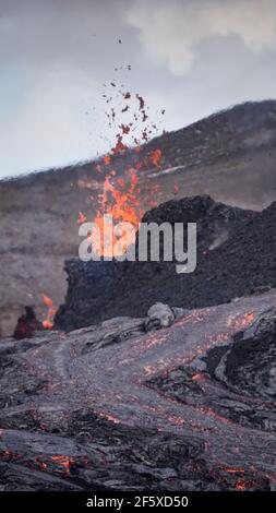 Erstaunliche Szenen als ein kleiner Vulkanausbruch im Mt Fagradalsfjall, Südwestisland, im März 2021 auftrat, nur etwa 30 km von Reykjavik entfernt. Stockfoto