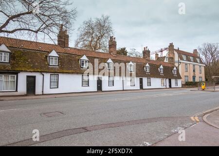 Reihe von alten weißen Hütten in Chesterton Lane Cambridge England Stockfoto