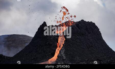 Erstaunliche Szenen als ein kleiner Vulkanausbruch im Mt Fagradalsfjall, Südwestisland, im März 2021 auftrat, nur etwa 30 km von Reykjavik entfernt. Stockfoto