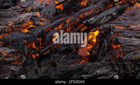 Erstaunliche Szenen als ein kleiner Vulkanausbruch im Mt Fagradalsfjall, Südwestisland, im März 2021 auftrat, nur etwa 30 km von Reykjavik entfernt. Stockfoto